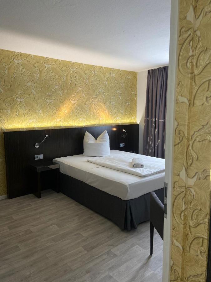 22 Hotel *