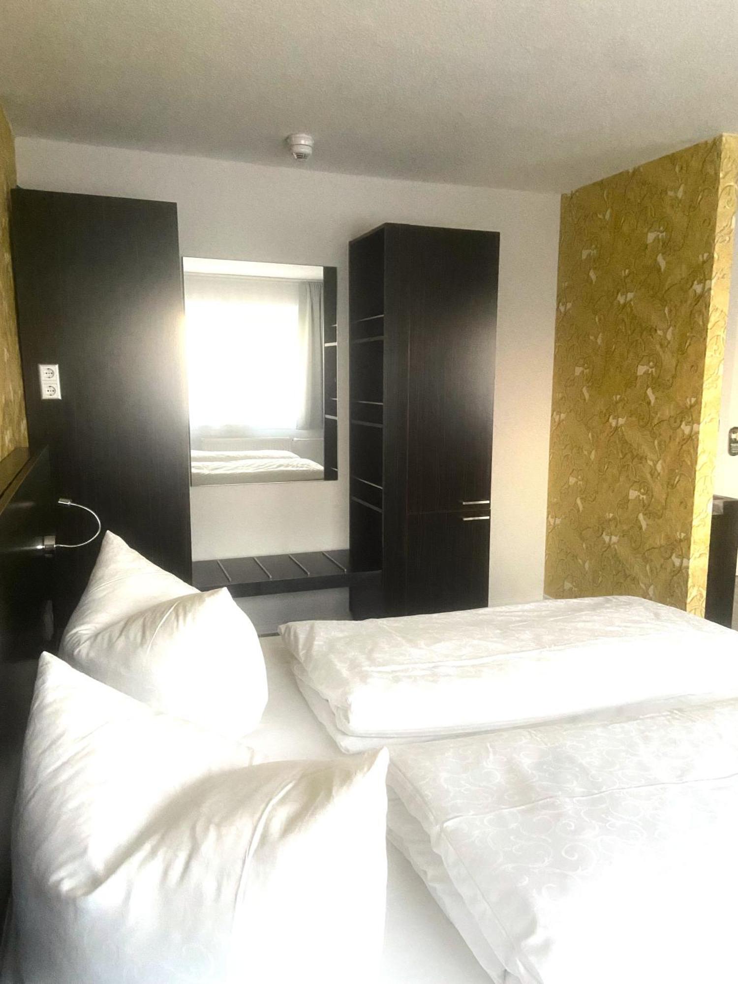 22 Hotel *